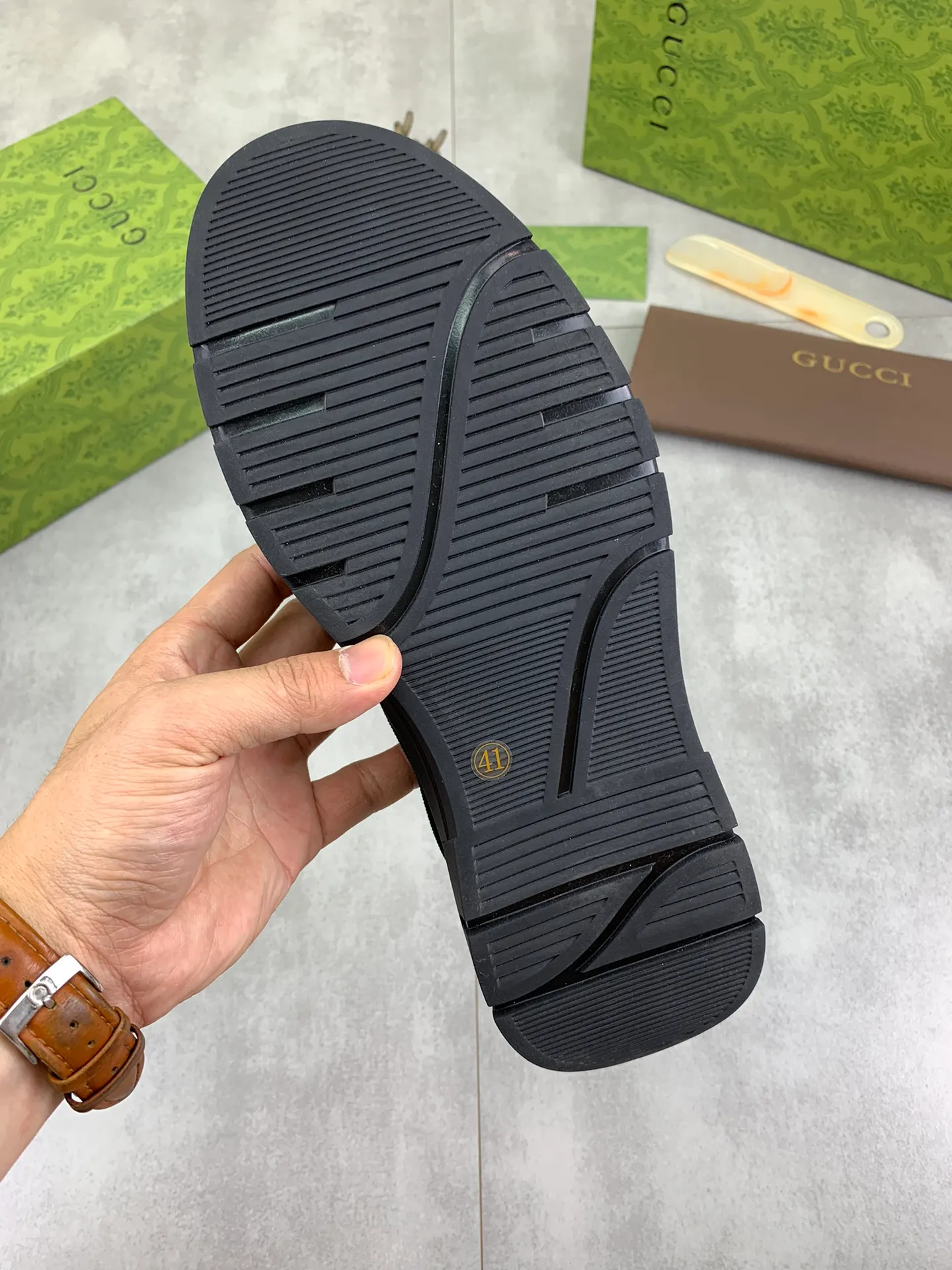 Men's shoes 💰P480 new style, sheepskin and velvet lining, new Gucci (Gucci) high-tops are on the market, new men's shoes, 😘fabrics are selected from original imported calfskin. Soft sheepskin lining and warm fleece lining. The original version is awesome! 👍🏿Original open-molded non-slip PU outsole, with exquisite lines, simple and elegant, super comfortable and classy on foot, suitable for leisure travel. Code number:38-44